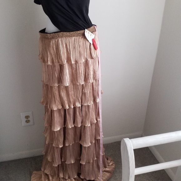 NWT Ieena Mac Duggal Metallic One Shoulder Ruffle Tiered Gown Sz 10 Black/Gold - Picture 5 of 15